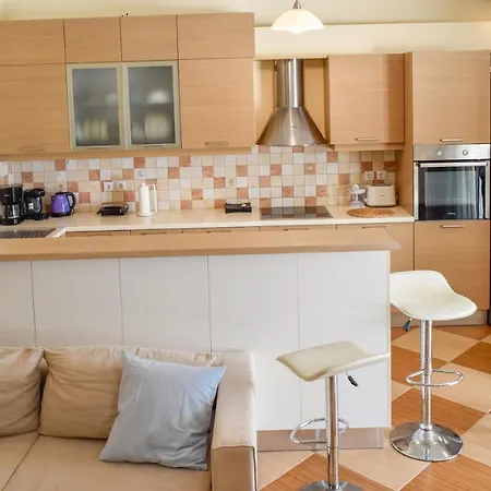 Zoe's Flat Megali Ammos *