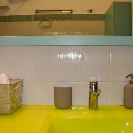 Zoe's Flat Megali Ammos