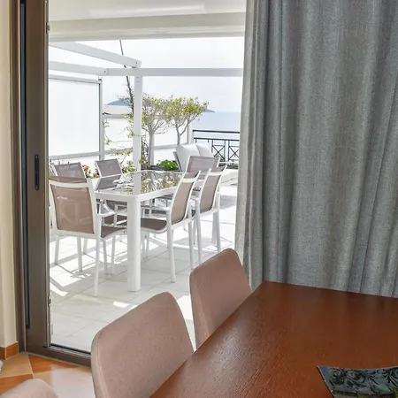 Zoe's Flat Megali Ammos *